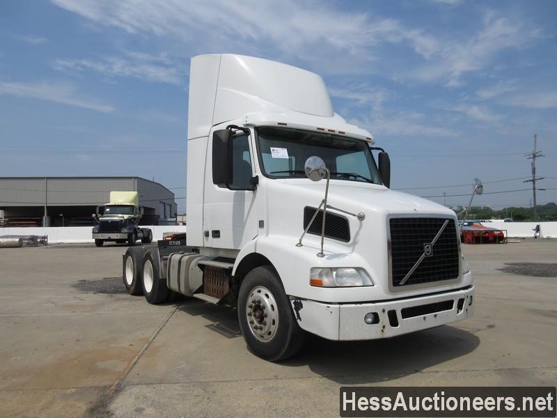 2013 VOLVO VNM64200 T/A DAYCAB