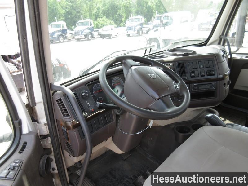 2013 VOLVO VNM64200 T/A DAYCAB