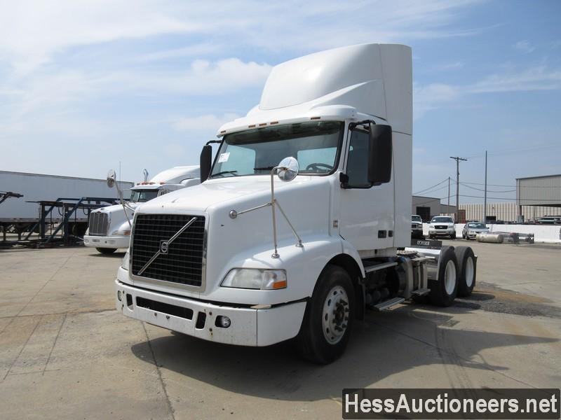 2013 VOLVO VNM64200 T/A DAYCAB