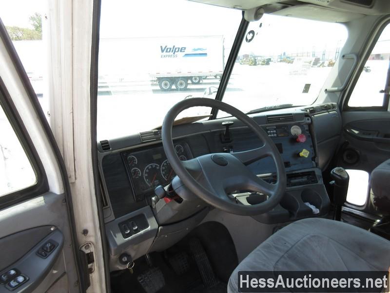 2007 FREIGHTLINER CL12042ST S/A DAYCAB