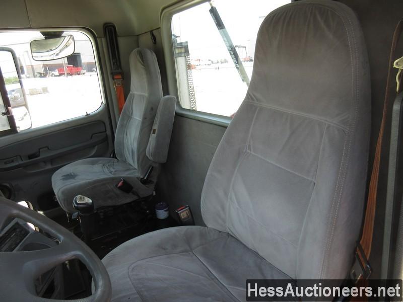 2007 FREIGHTLINER CL12042ST S/A DAYCAB