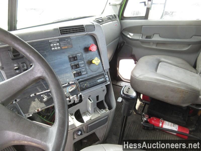 2005 FREIGHTLINER COLUMBIA DAYCAB