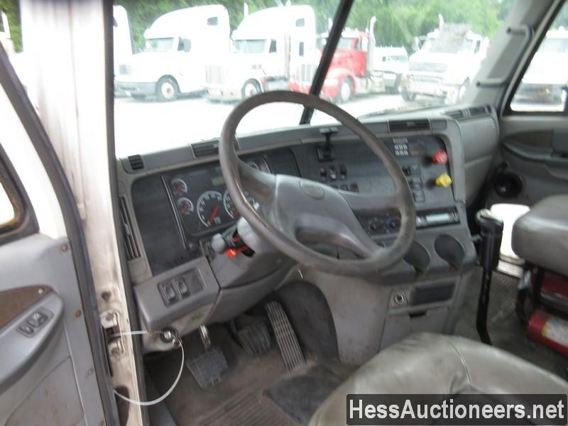 2004 FREIGHTLINER T/A DAYCAB