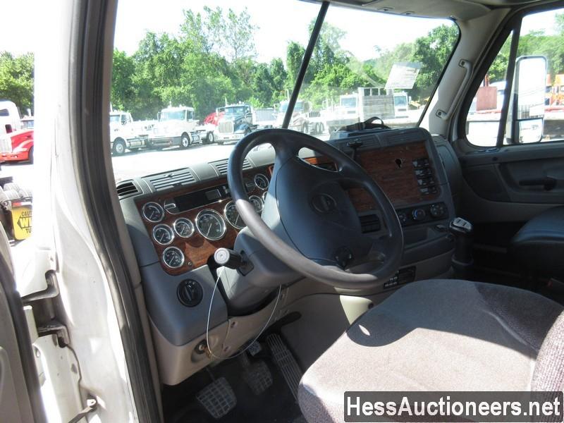 2011 FREIGHTLINER CASCADIA T/A DAYCAB