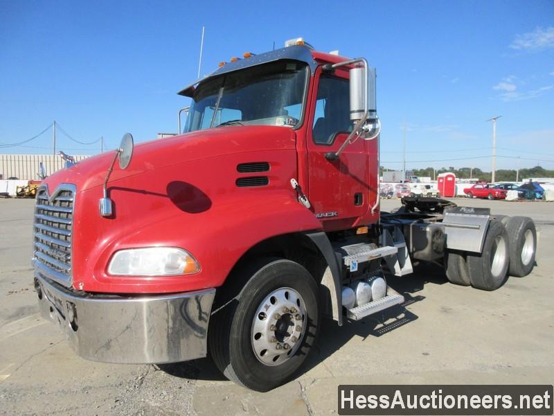 2009 MACK CXU613 T/A DAYCAB