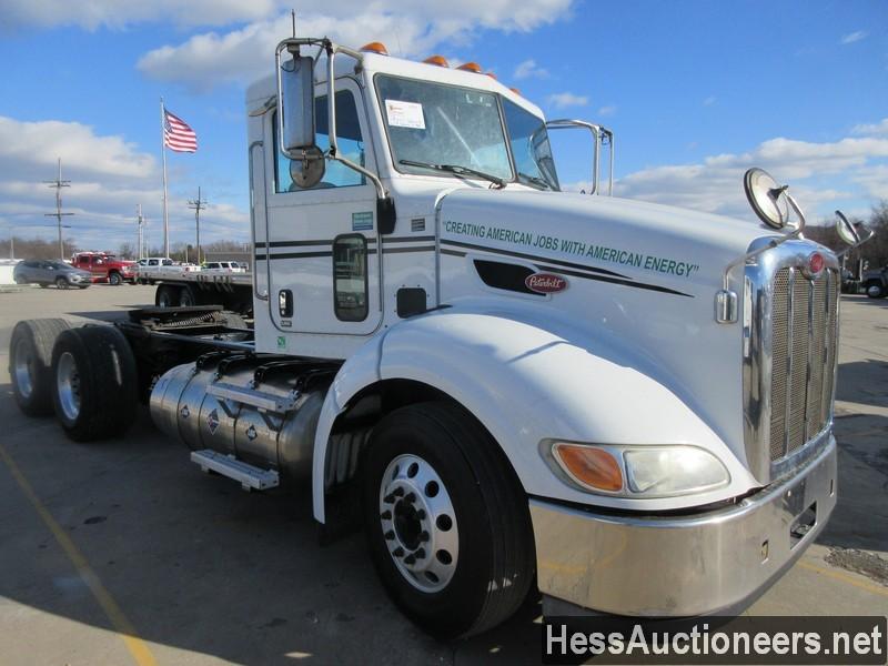 2015 PETERBILT 384 T/A DAYCAB