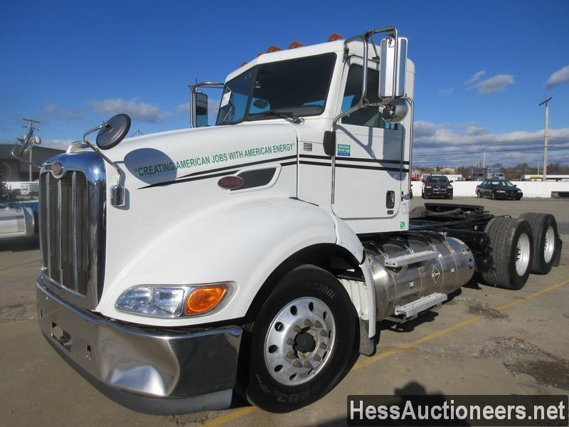 2015 PETERBILT 384 T/A DAYCAB