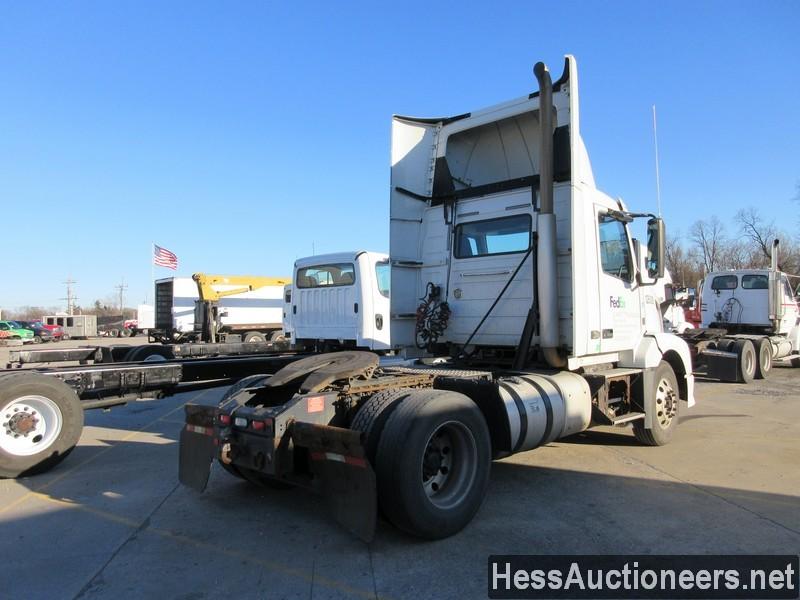 2015 VOLVO VNL S/A DAYCAB