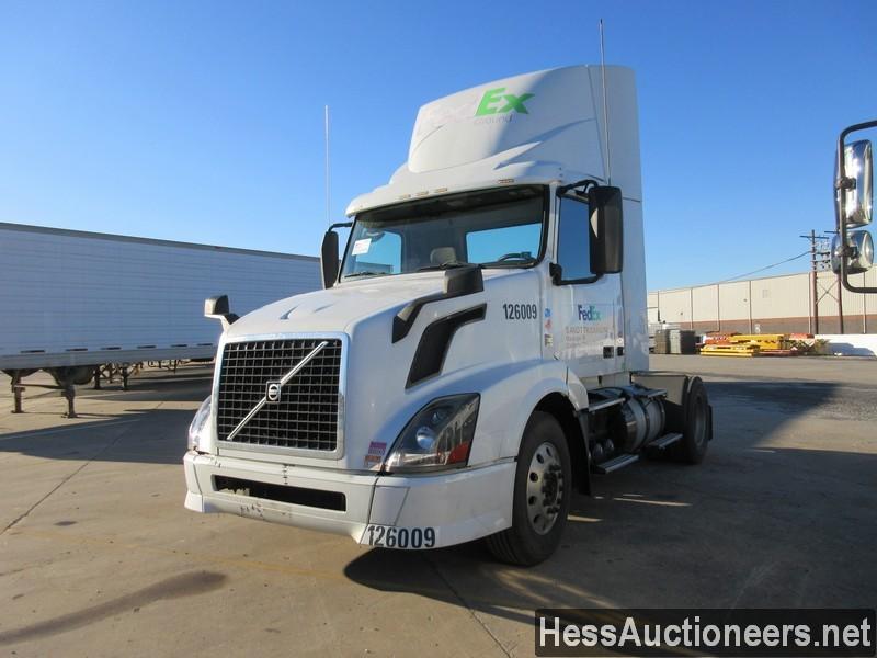 2015 VOLVO VNL S/A DAYCAB