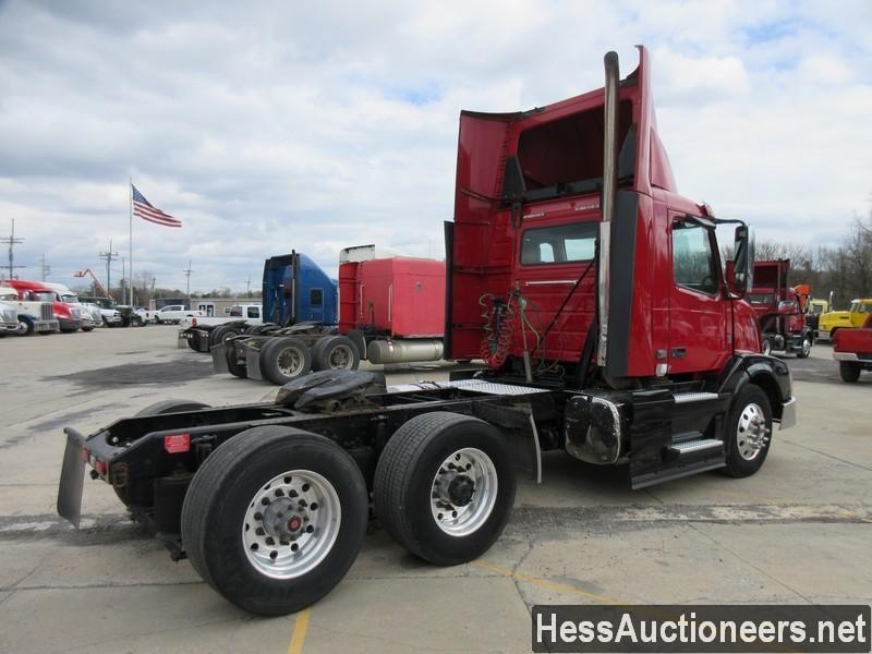 2015 VOLVO VNL62T300 T/A DAYCAB