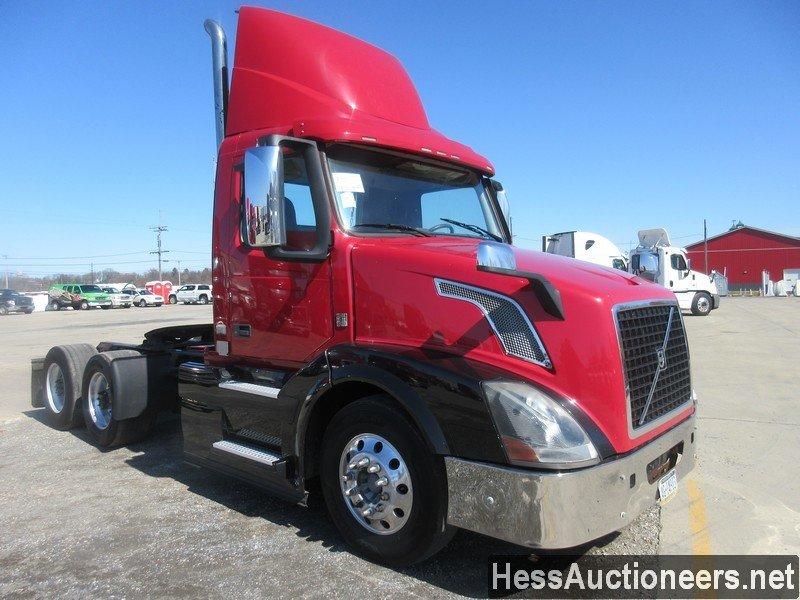 2015 VOLVO VNL62T300 T/A DAYCAB