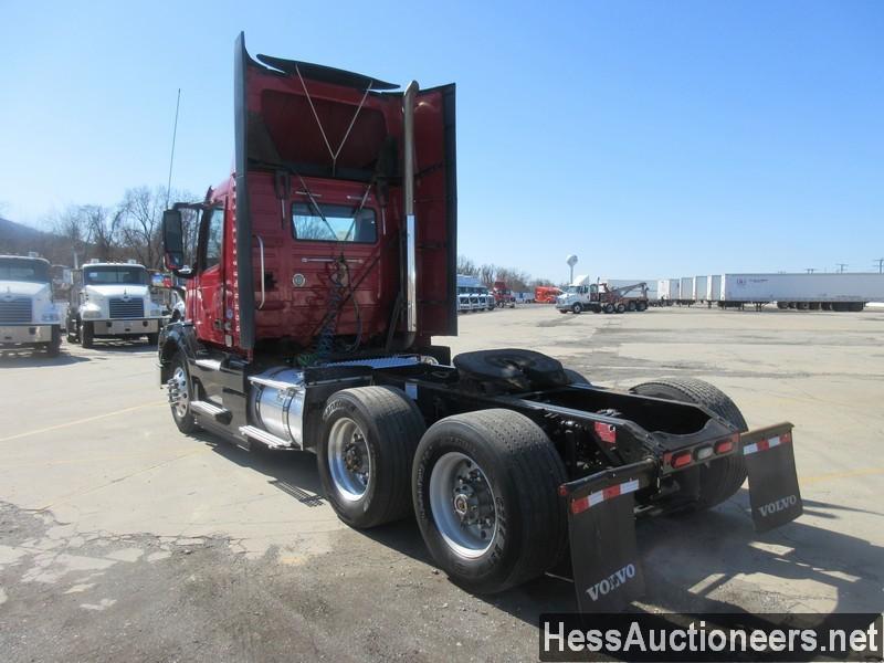 2015 VOLVO VNL62T300 T/A DAYCAB