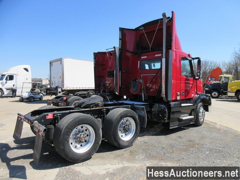 2015 VOLVO VNL62T300 T/A DAYCAB