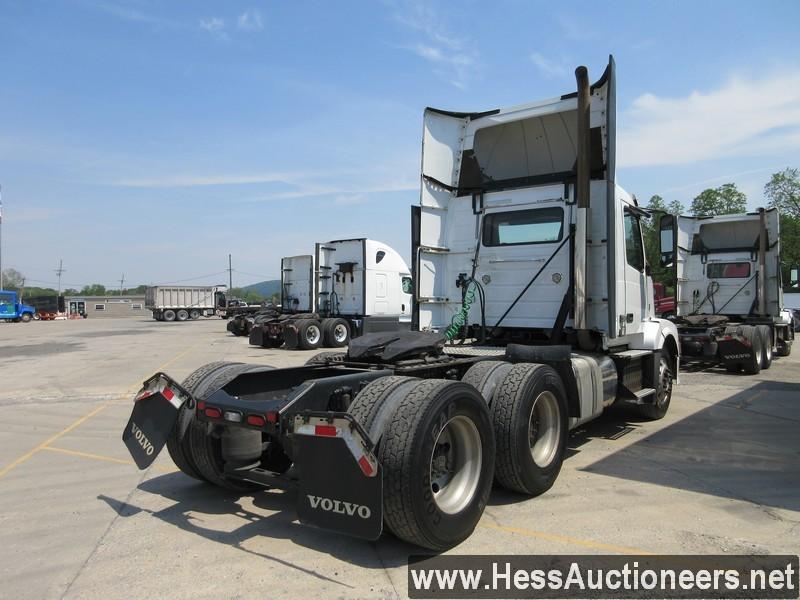 2015 VOLVO VNL T/A DAYCAB,  TITLE DELAY, HESS REPORT ATTACHED, 439112 MILES