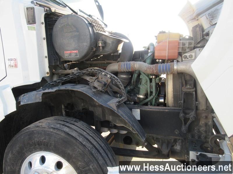 2016 VOLVO VNL64T300 T/A DAYCAB, HESS REPORT IN PHOTOS, 554226 MILES ON ODO