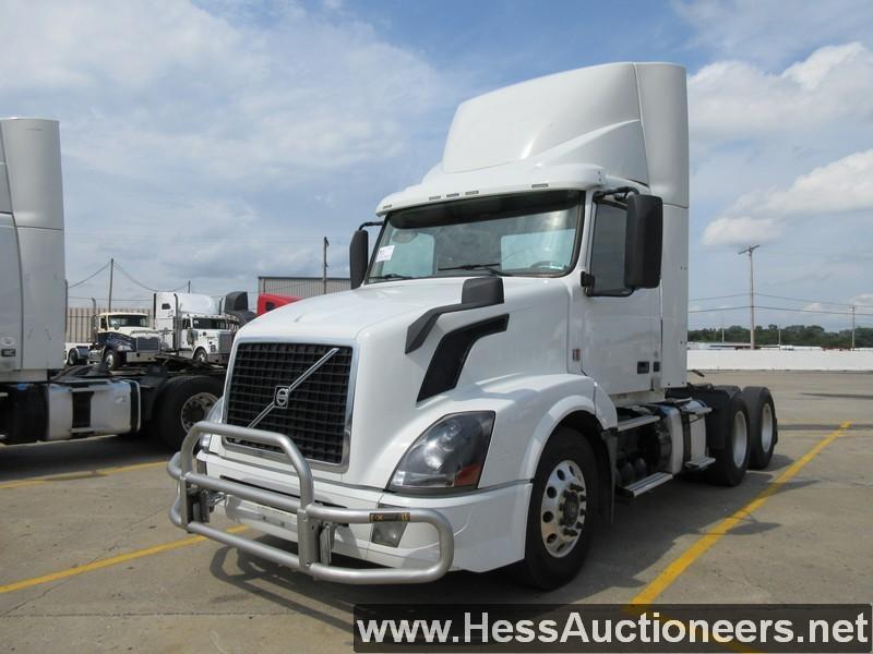 2016 VOLVO VNL T/A DAYCAB