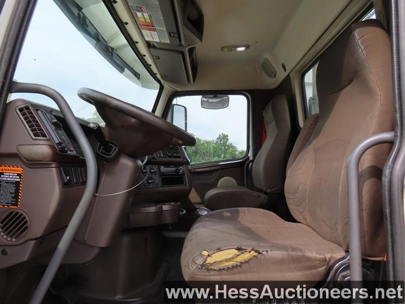 2016 VOLVO VNL64T300 T/A DAYCAB
