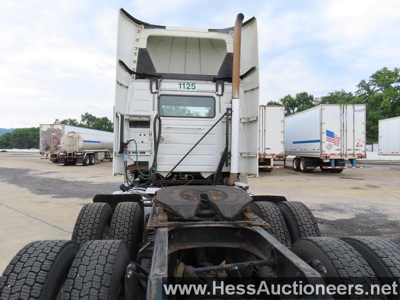 2015 VOLVO VNL64T300 T/A DAYCAB