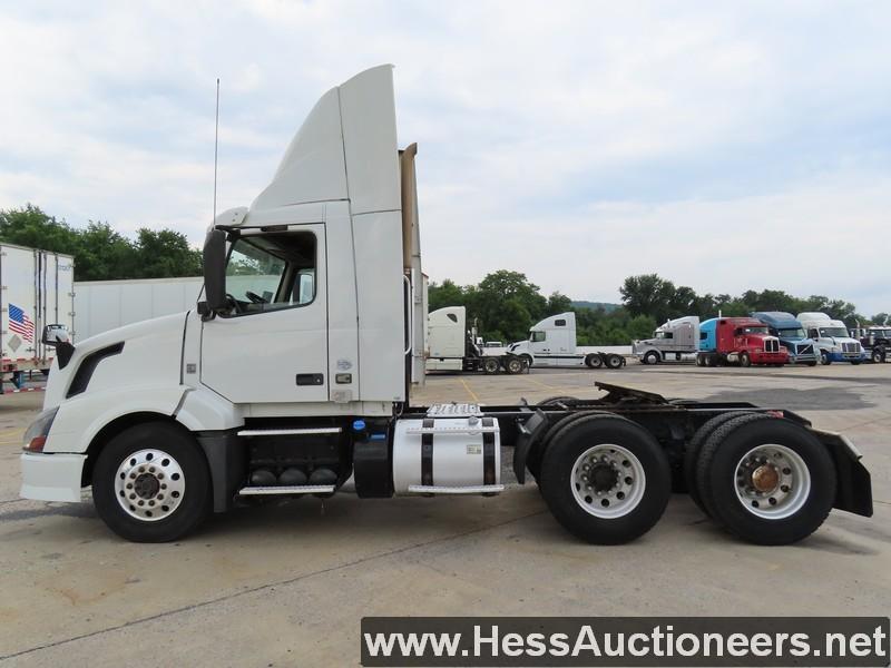 2015 VOLVO VNL64T300 T/A DAYCAB