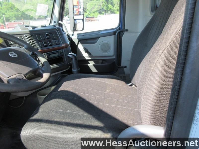 2006 VOLVO VNM S/A DAYCAB