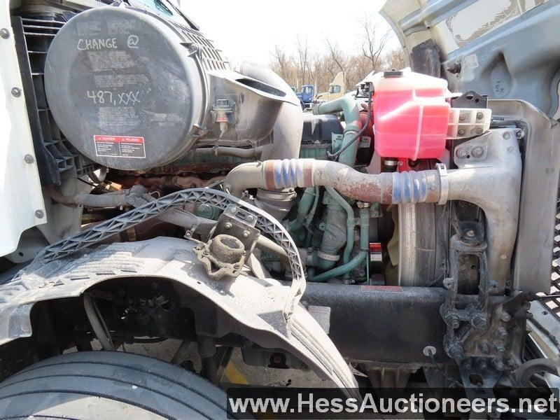 2016 VOLVO VNL T/A DAYCAB,HESS REPORT IN PHOTOS,  560553 MILES ON OD, ECM 5