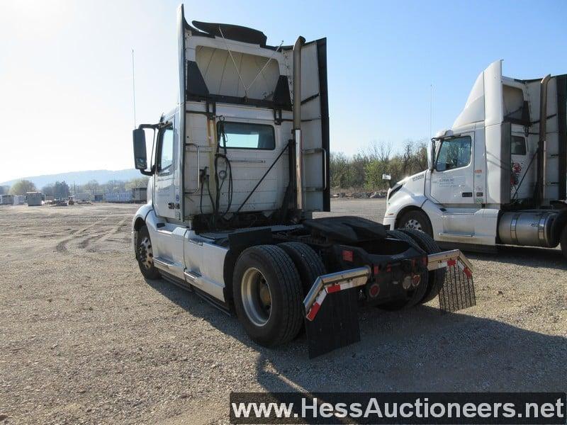 2019 VOLVO VNL42T300 S/A DAYCAB, 305320 MILES ON OD, ECM 305322, FULL VOLVO