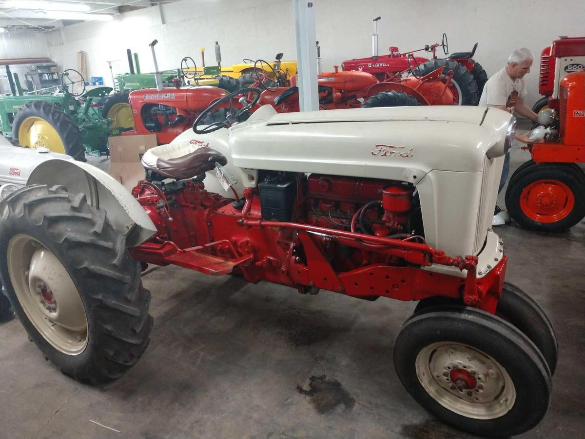 1977 Ford Model 700 Tractor