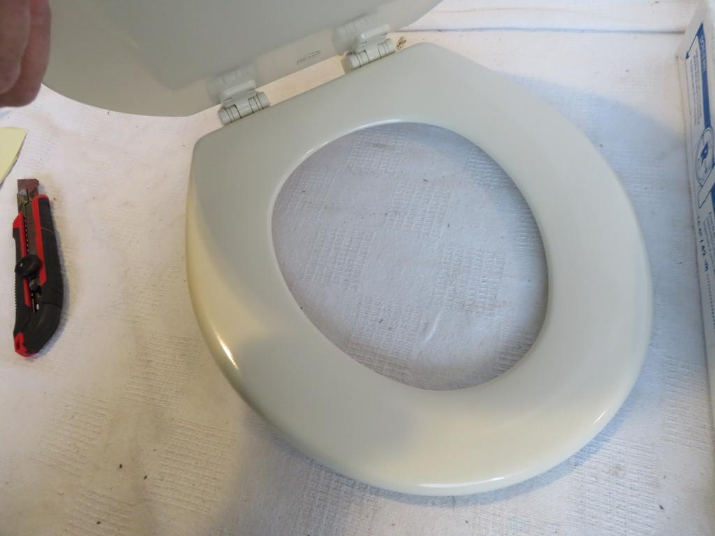 Bemis Round Enameled Wood Toilet Seat Bone