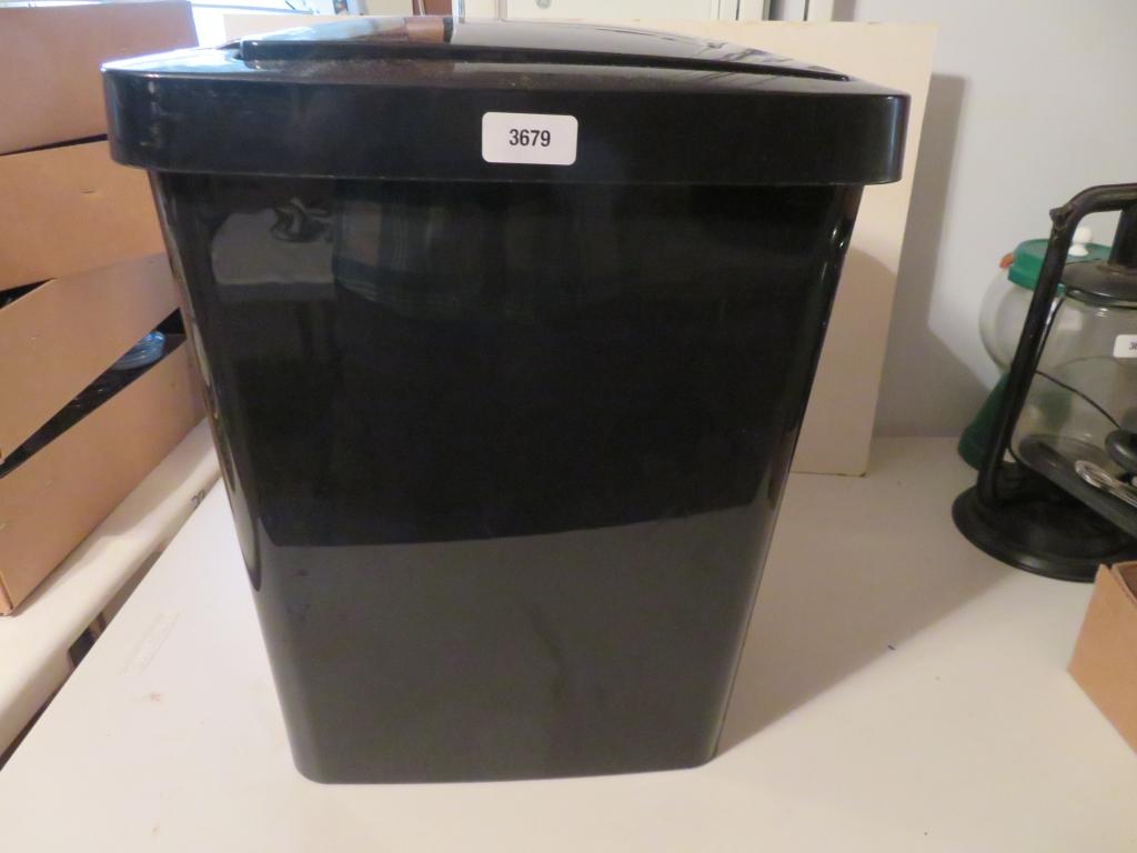 Trash Can w/ Lid