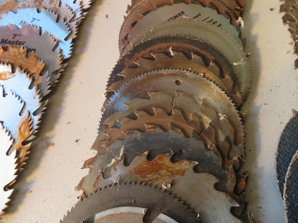 Large lot of saw blades