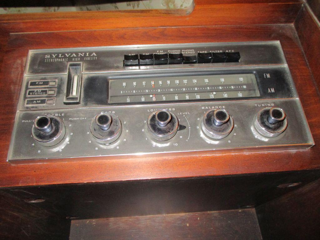 Retro Sylvania Stereo w/ Turntable & Radio - Play those Vinyls!