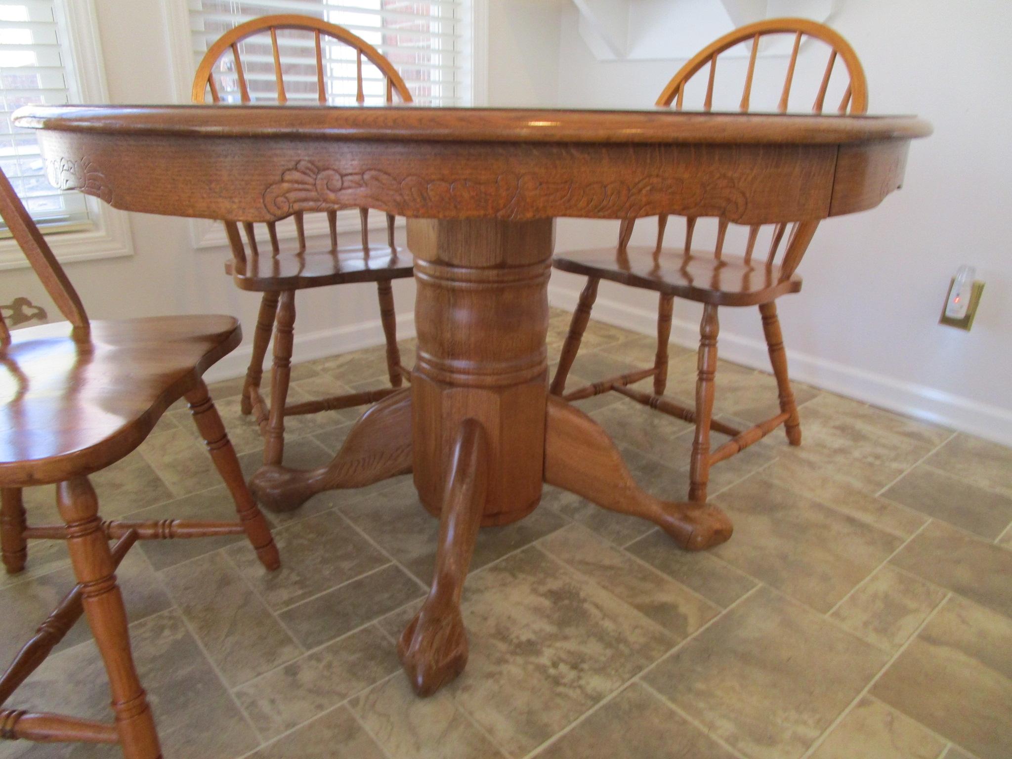 Oak Dining Room Table & 4 Spindle Back Chairs - Single Pedestal w/ 1 Leaf