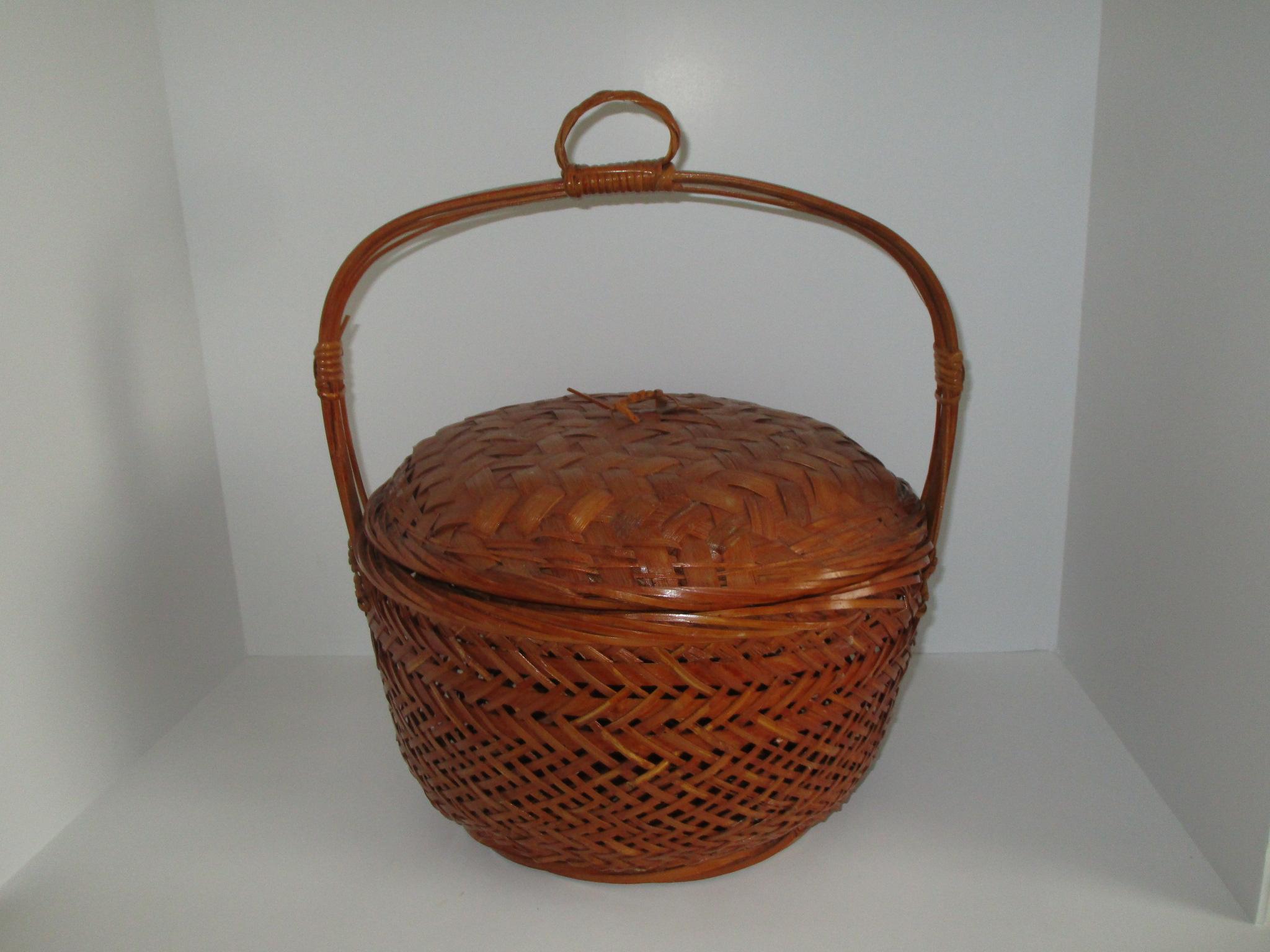 Woven Basket w/Handle & Lid   15" w/Handle x 13" diam.