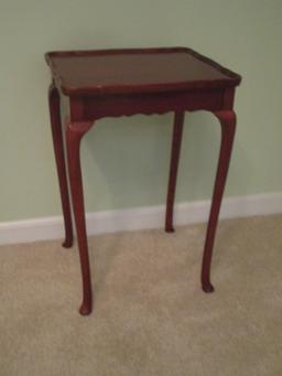 Small Mahogany Queen Anne Style Accent/Wine Table   21" T x 14" W x 12" D