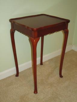 Small Mahogany Queen Anne Style Accent/Wine Table   21" T x 14" W x 12" D