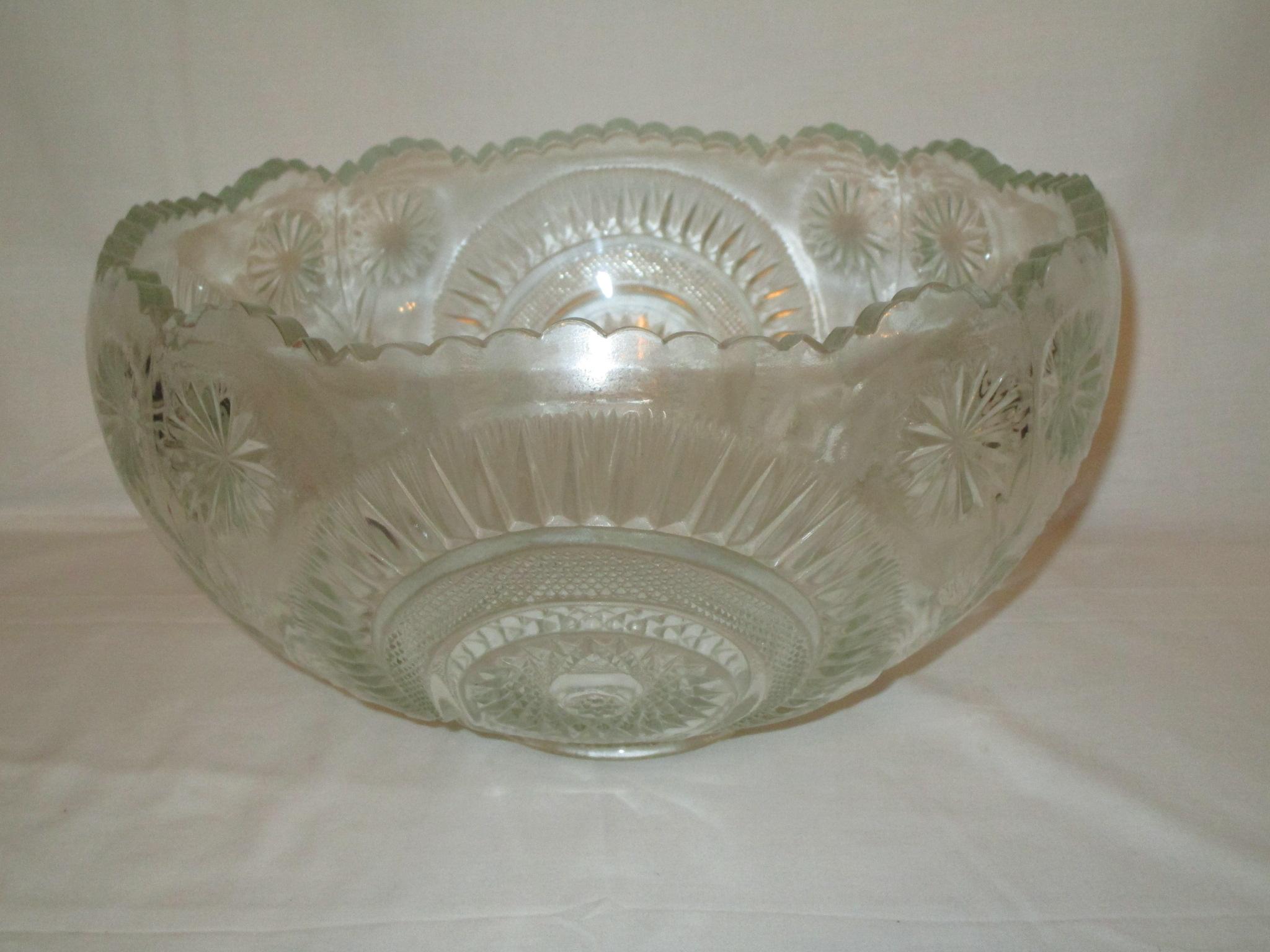 L. E. Smith Early American Pressed Glass Punch Bowl in the Pinwheel & Star Pattern