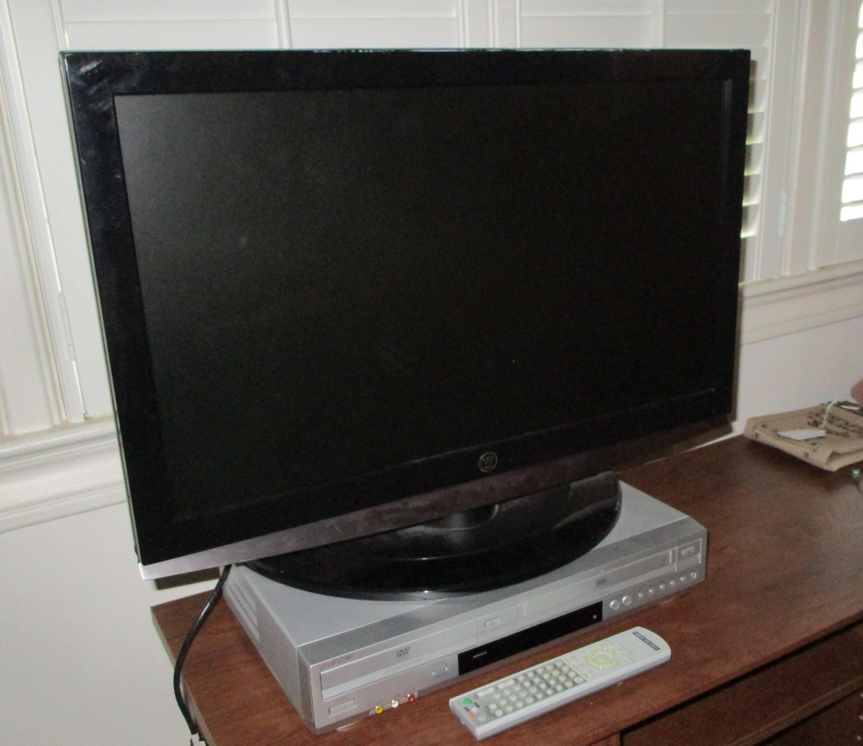 Westinghouse Flat Screen 26" TV w/Sony DVD/VHS Player w/remote