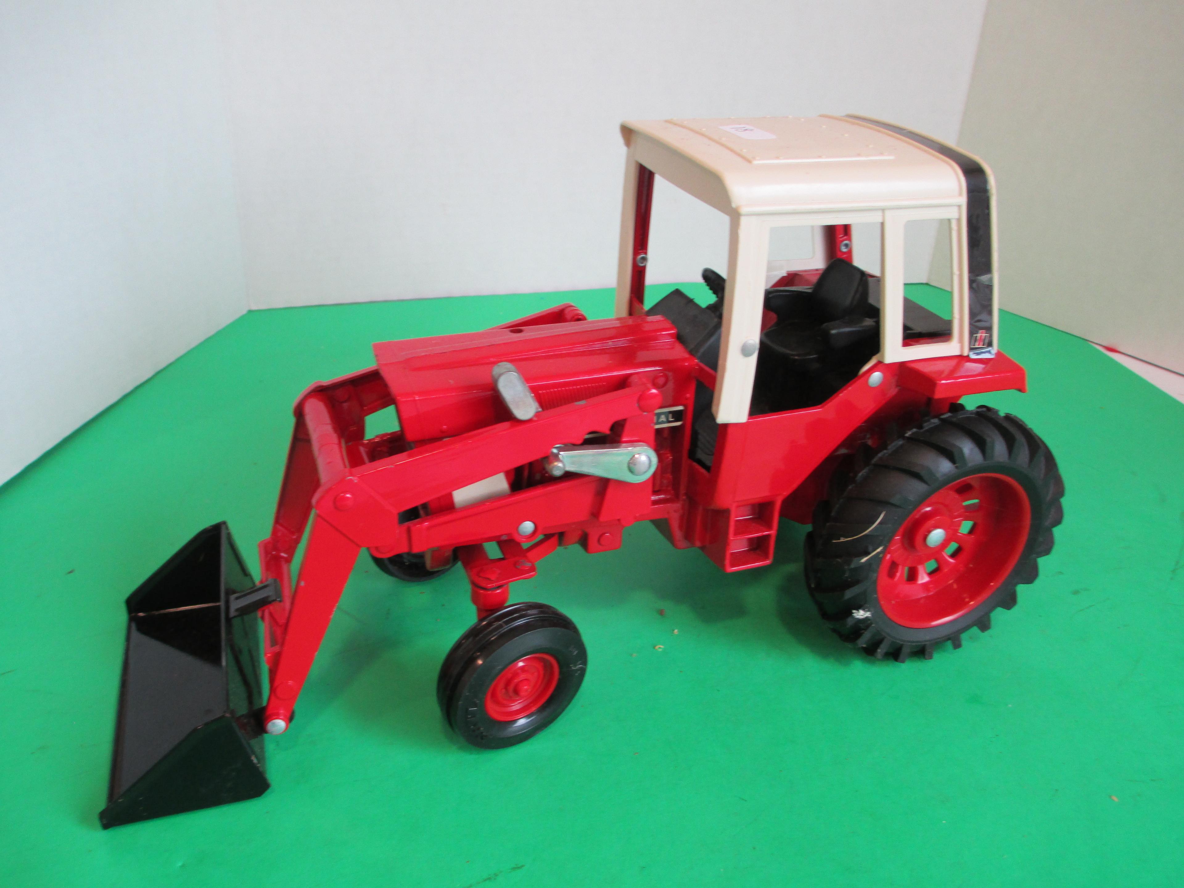 Ertl International 1586 Tractor with Bucket