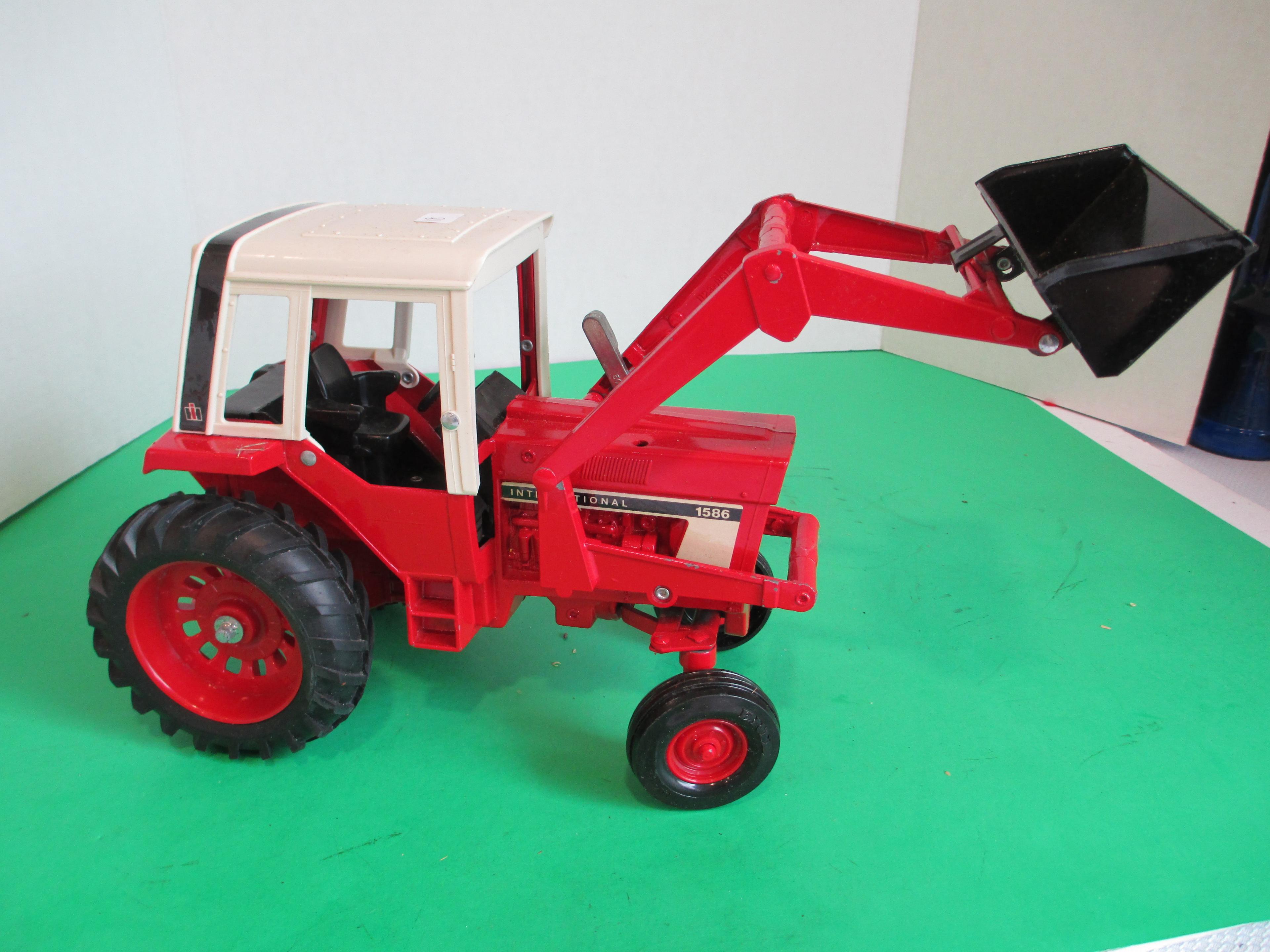 Ertl International 1586 Tractor with Bucket