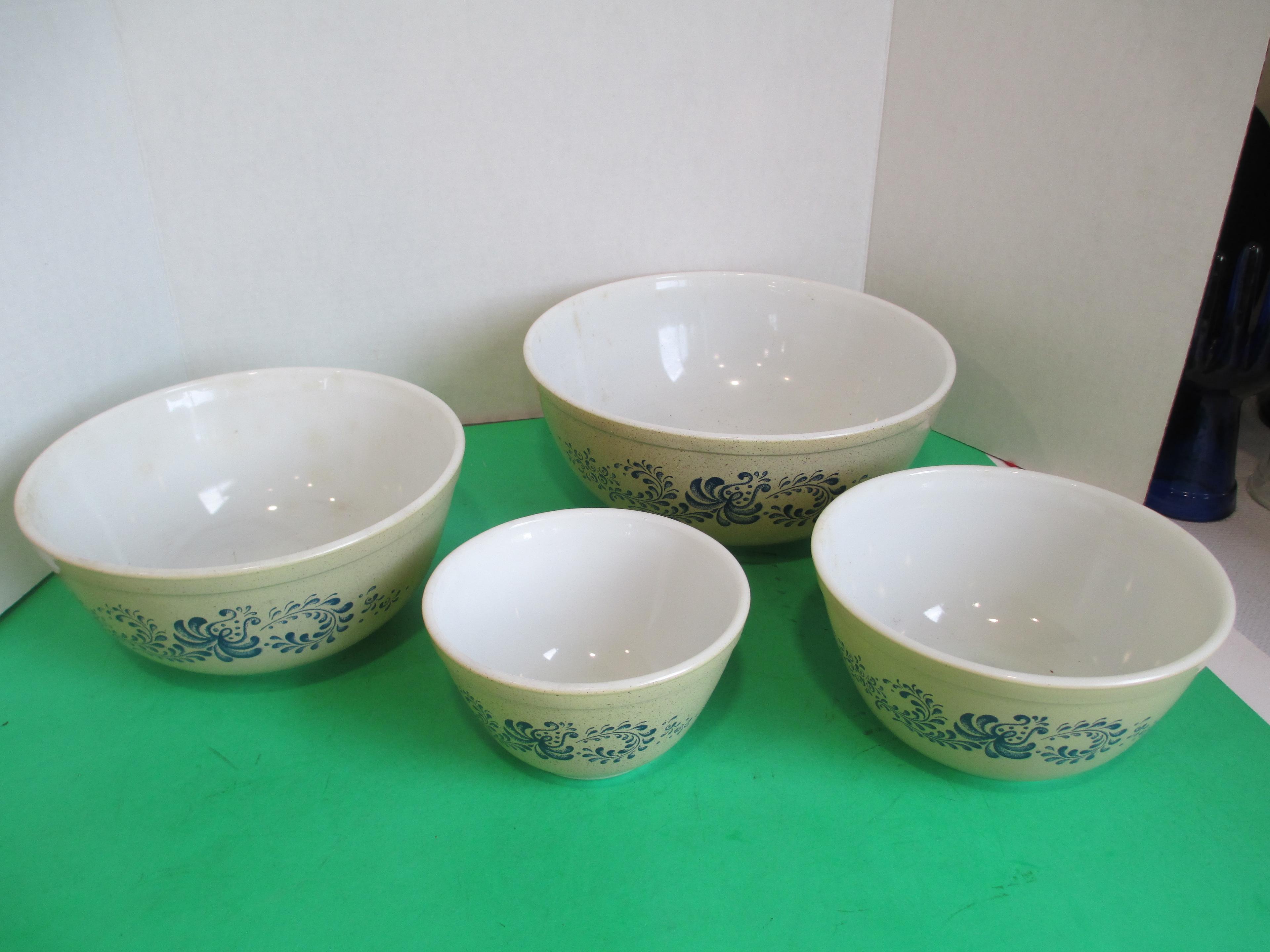 Pyrex 4pc. Nested Mixing Bowl Set