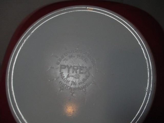 Pyrex 10" Convex Lidded Bowl