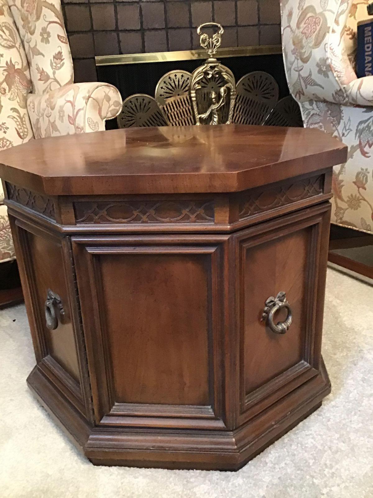 Light mahogany finish commode table