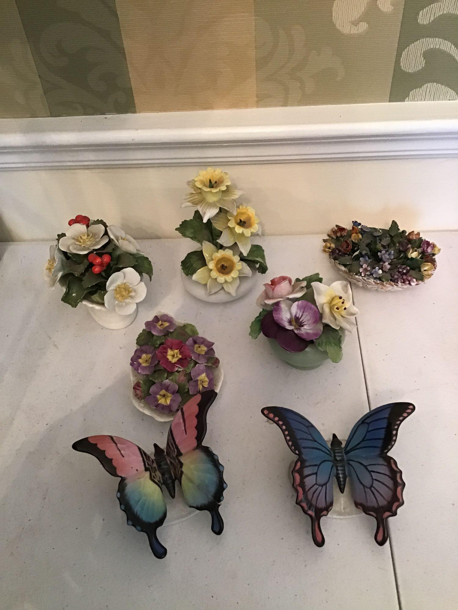 Lot of seven figurines. Two butterflies and five floral.