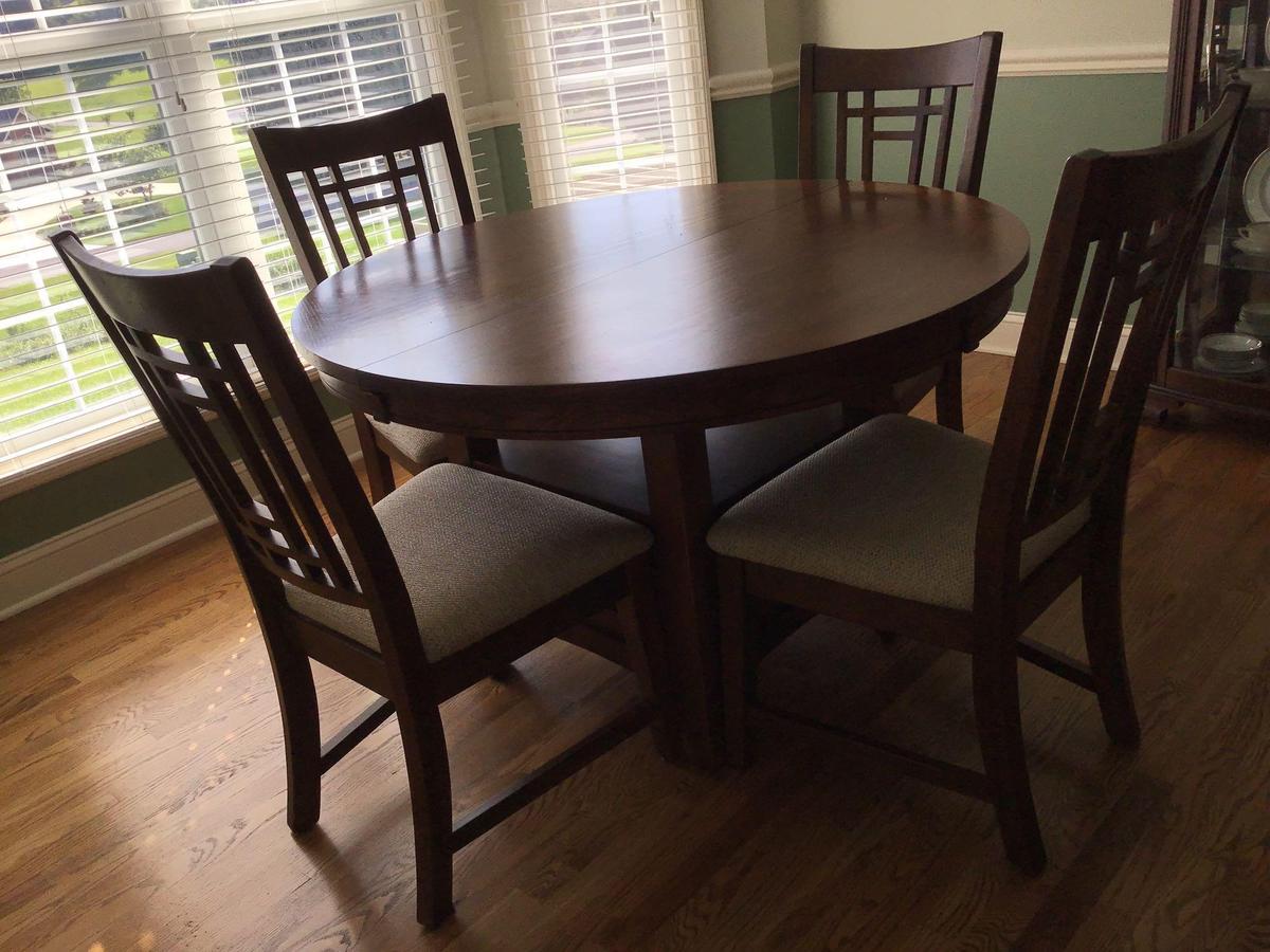 Broyhill dining table with chairs and center leaf