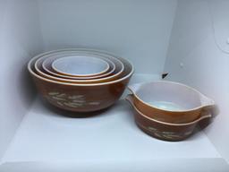 Pyrex mixing bowl set.   Four.  Plus two 750ml