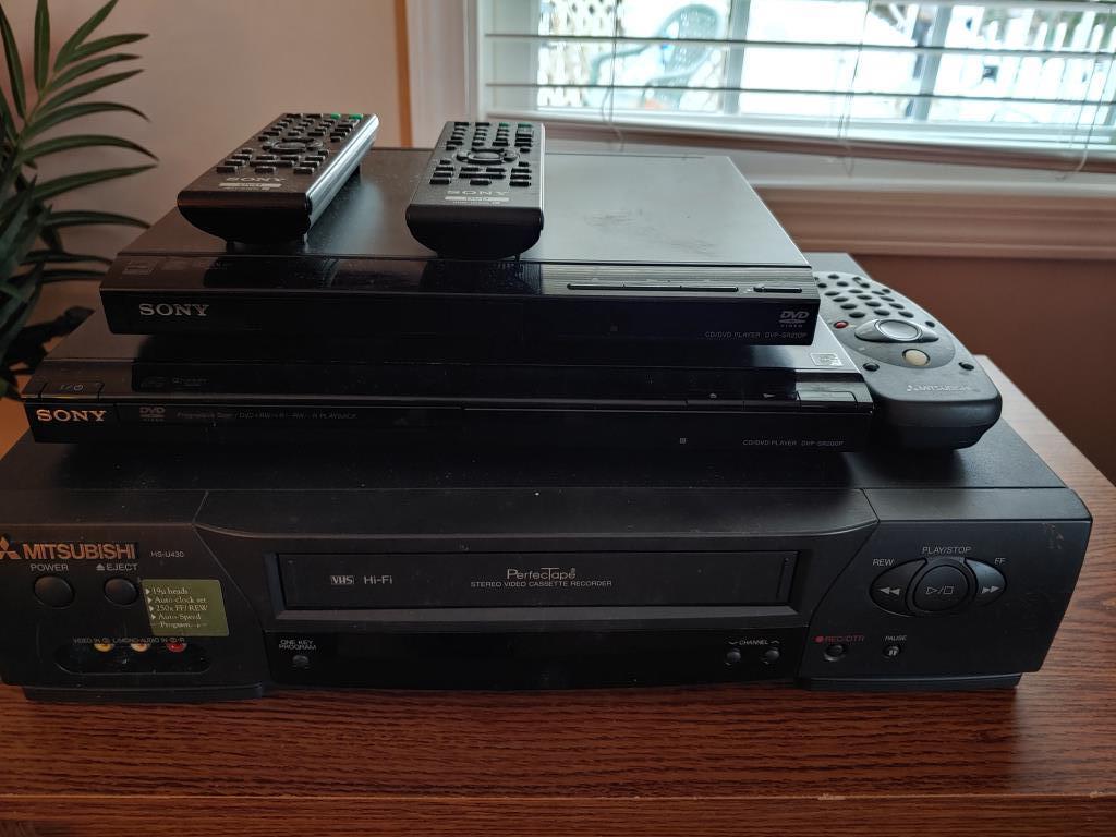 2 Sony dvd players, Mitsubishi vhs player