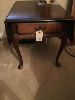Dropleaf end table With drawer