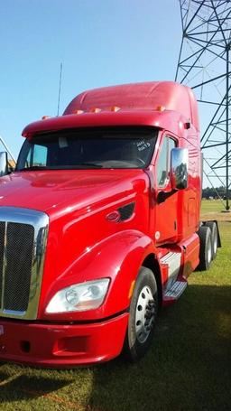 2012 Peterbilt 587 Conventional Sleeper Truck.