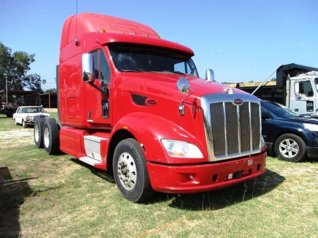 2012 Peterbilt 587 Conventional Sleeper Truck.