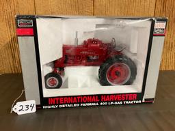 IH 400 LP/Gas Tractor